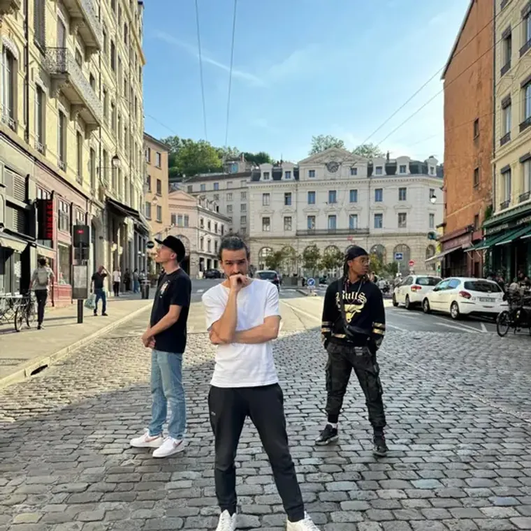Los tres integrantes de Sampling is Beautiful en una calle